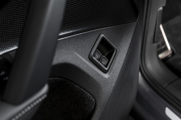 Volkswagen Tiguan 1.5 eHybrid 272 PK R-Line Edition | Black Style | Assistance Plus | Elek. Trekhaak | S/K-panodak | IQ Light | Adapt. Cruise | Stoel-+stuurverw. | NAV+App. Connect | 360 Camera | LM 20" | 9249