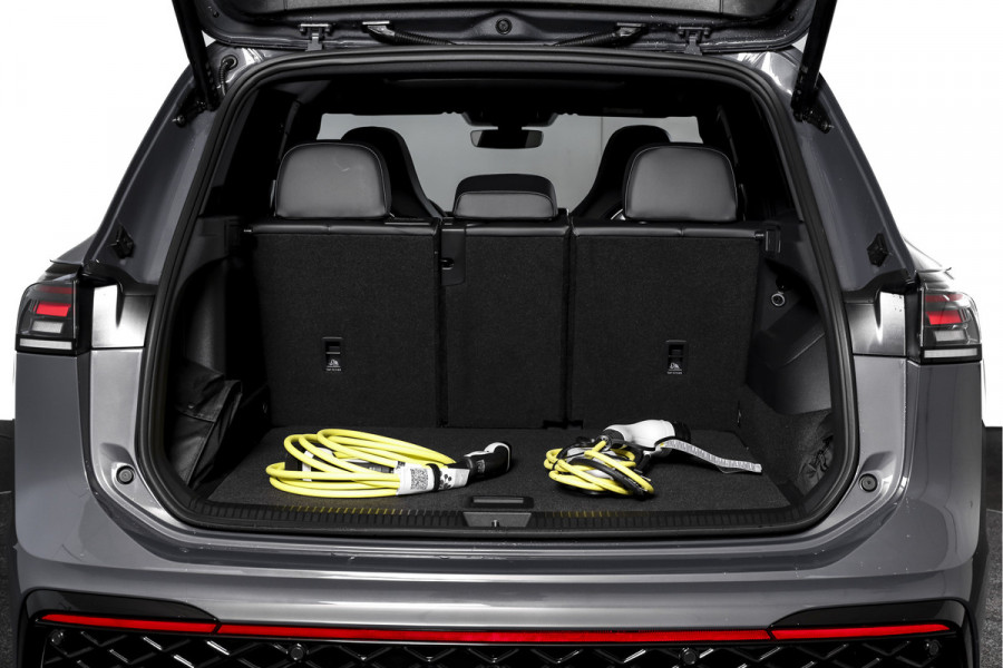 Volkswagen Tiguan 1.5 eHybrid 272 PK R-Line Edition | Black Style | Assistance Plus | Elek. Trekhaak | S/K-panodak | IQ Light | Adapt. Cruise | Stoel-+stuurverw. | NAV+App. Connect | 360 Camera | LM 20" | 9249