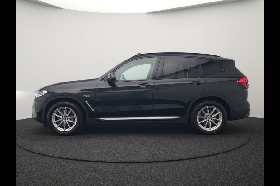 BMW X3 xDrive30e Business Edition Plus Plug In Hybrid 293pk FACELIFT Dealer O.H. PHEV | Trekhaak Af Fabriek | Panodak | Adaptive Cruise | Head Up | Laser LED | Camera | Lederen Sportstoelen & Stuur Verwarmd | Sfeerverlichting | Apple Carplay | Virtual | Keyless | DAB |