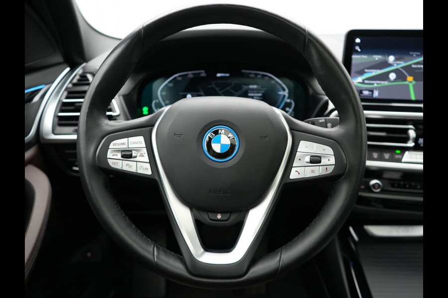 BMW X3 xDrive30e Business Edition Plus Plug In Hybrid 293pk FACELIFT Dealer O.H. PHEV | Trekhaak Af Fabriek | Panodak | Adaptive Cruise | Head Up | Laser LED | Camera | Lederen Sportstoelen & Stuur Verwarmd | Sfeerverlichting | Apple Carplay | Virtual | Keyless | DAB |