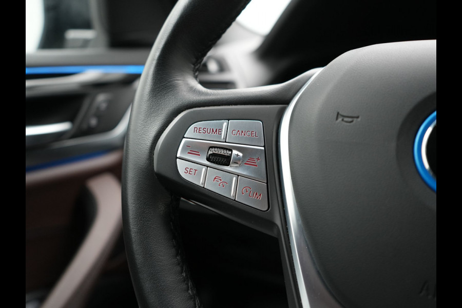 BMW X3 xDrive30e Business Edition Plus Plug In Hybrid 293pk FACELIFT Dealer O.H. PHEV | Trekhaak Af Fabriek | Panodak | Adaptive Cruise | Head Up | Laser LED | Camera | Lederen Sportstoelen & Stuur Verwarmd | Sfeerverlichting | Apple Carplay | Virtual | Keyless | DAB |