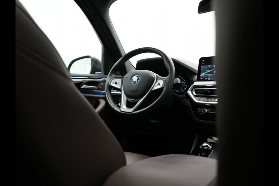 BMW X3 xDrive30e Business Edition Plus Plug In Hybrid 293pk FACELIFT Dealer O.H. PHEV | Trekhaak Af Fabriek | Panodak | Adaptive Cruise | Head Up | Laser LED | Camera | Lederen Sportstoelen & Stuur Verwarmd | Sfeerverlichting | Apple Carplay | Virtual | Keyless | DAB |