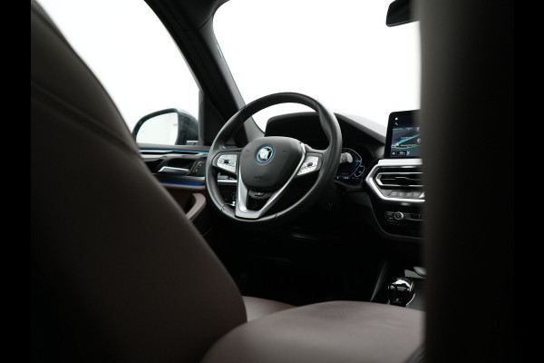 BMW X3 xDrive30e Business Edition Plus Plug In Hybrid 293pk FACELIFT Dealer O.H. PHEV | Trekhaak Af Fabriek | Panodak | Adaptive Cruise | Head Up | Laser LED | Camera | Lederen Sportstoelen & Stuur Verwarmd | Sfeerverlichting | Apple Carplay | Virtual | Keyless | DAB |