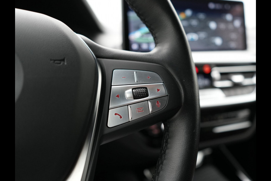 BMW X3 xDrive30e Business Edition Plus Plug In Hybrid 293pk FACELIFT Dealer O.H. PHEV | Trekhaak Af Fabriek | Panodak | Adaptive Cruise | Head Up | Laser LED | Camera | Lederen Sportstoelen & Stuur Verwarmd | Sfeerverlichting | Apple Carplay | Virtual | Keyless | DAB |