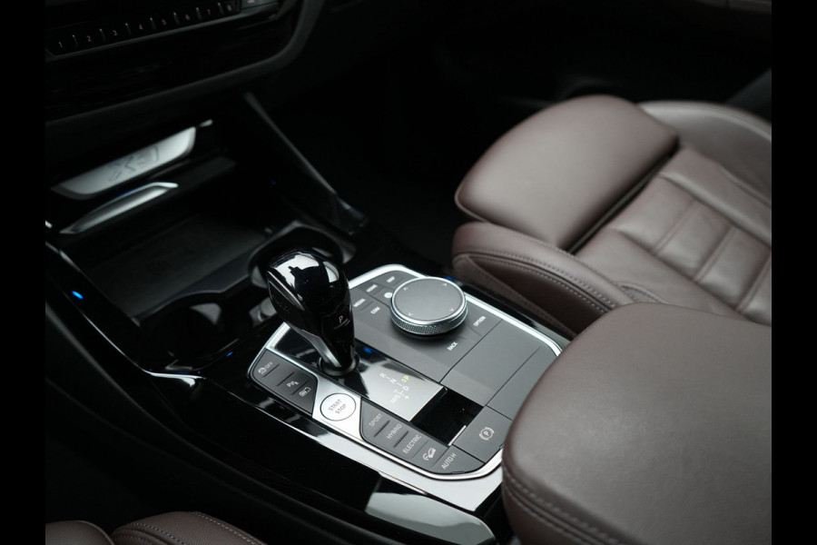 BMW X3 xDrive30e Business Edition Plus Plug In Hybrid 293pk FACELIFT Dealer O.H. PHEV | Trekhaak Af Fabriek | Panodak | Adaptive Cruise | Head Up | Laser LED | Camera | Lederen Sportstoelen & Stuur Verwarmd | Sfeerverlichting | Apple Carplay | Virtual | Keyless | DAB |
