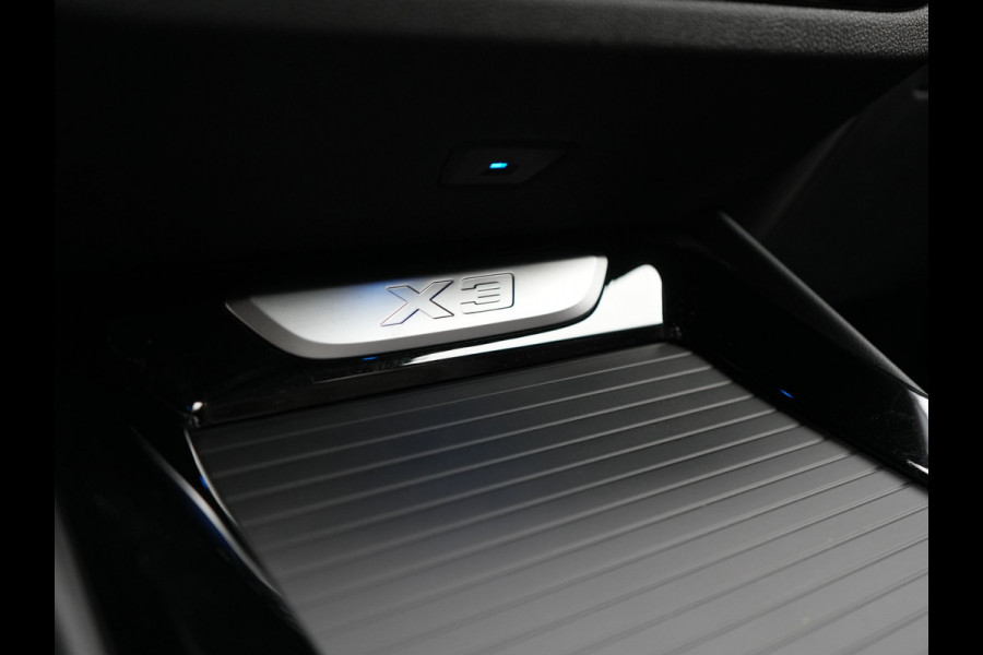 BMW X3 xDrive30e Business Edition Plus Plug In Hybrid 293pk FACELIFT Dealer O.H. PHEV | Trekhaak Af Fabriek | Panodak | Adaptive Cruise | Head Up | Laser LED | Camera | Lederen Sportstoelen & Stuur Verwarmd | Sfeerverlichting | Apple Carplay | Virtual | Keyless | DAB |