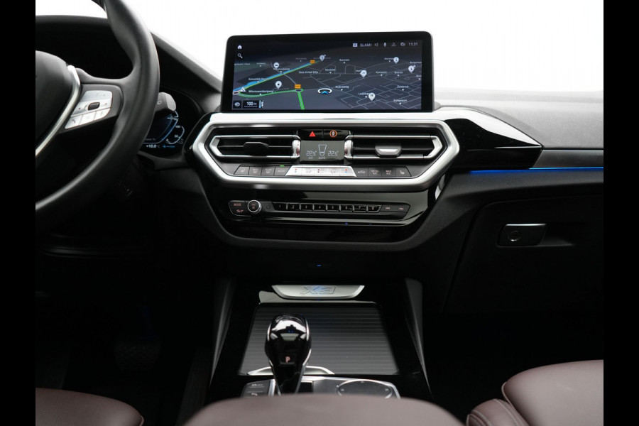 BMW X3 xDrive30e Business Edition Plus Plug In Hybrid 293pk FACELIFT Dealer O.H. PHEV | Trekhaak Af Fabriek | Panodak | Adaptive Cruise | Head Up | Laser LED | Camera | Lederen Sportstoelen & Stuur Verwarmd | Sfeerverlichting | Apple Carplay | Virtual | Keyless | DAB |