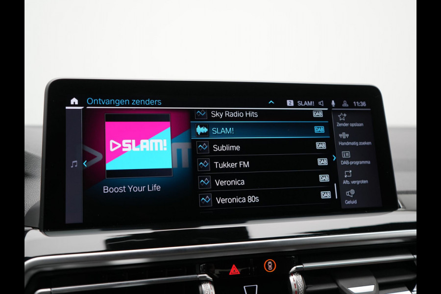 BMW X3 xDrive30e Business Edition Plus Plug In Hybrid 293pk FACELIFT Dealer O.H. PHEV | Trekhaak Af Fabriek | Panodak | Adaptive Cruise | Head Up | Laser LED | Camera | Lederen Sportstoelen & Stuur Verwarmd | Sfeerverlichting | Apple Carplay | Virtual | Keyless | DAB |