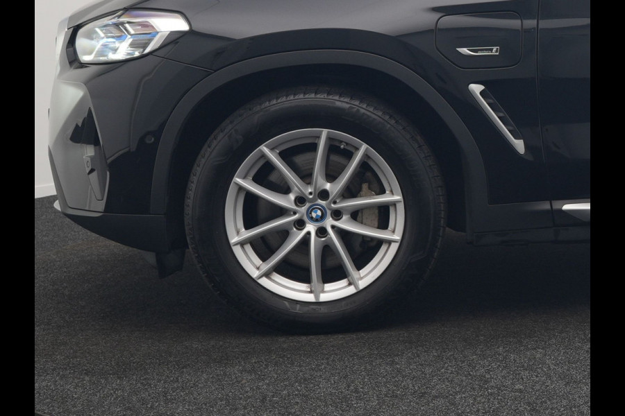 BMW X3 xDrive30e Business Edition Plus Plug In Hybrid 293pk FACELIFT Dealer O.H. PHEV | Trekhaak Af Fabriek | Panodak | Adaptive Cruise | Head Up | Laser LED | Camera | Lederen Sportstoelen & Stuur Verwarmd | Sfeerverlichting | Apple Carplay | Virtual | Keyless | DAB |