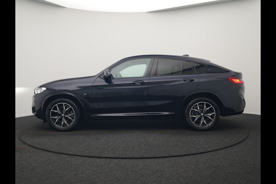 BMW X4 xDrive20i M Sport 184pk Dealer O.H. Carbon Schwarz Metallic | Adaptive Cruise | Camera | Sfeerverlichting | Lederen Sportstoelen Verwarmd | Apple Carplay | Virtual Cockpit | Navigatie | DAB | 19"L.M |