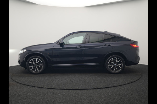 BMW X4 xDrive20i M Sport 184pk Dealer O.H. Carbon Schwarz Metallic | Adaptive Cruise | Camera | Sfeerverlichting | Lederen Sportstoelen Verwarmd | Apple Carplay | Virtual Cockpit | Navigatie | DAB | 19"L.M |