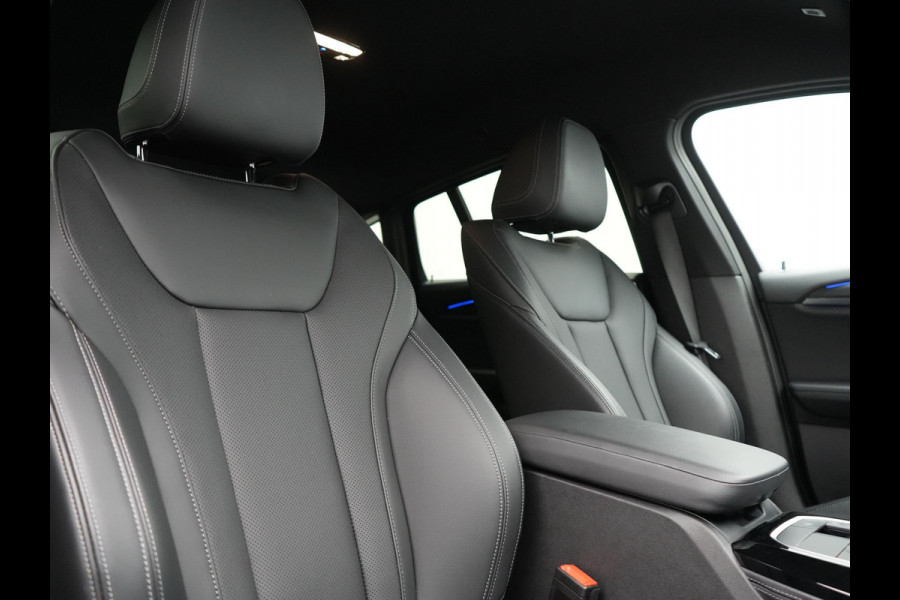 BMW X4 xDrive20i M Sport 184pk Dealer O.H. Carbon Schwarz Metallic | Adaptive Cruise | Camera | Sfeerverlichting | Lederen Sportstoelen Verwarmd | Apple Carplay | Virtual Cockpit | Navigatie | DAB | 19"L.M |