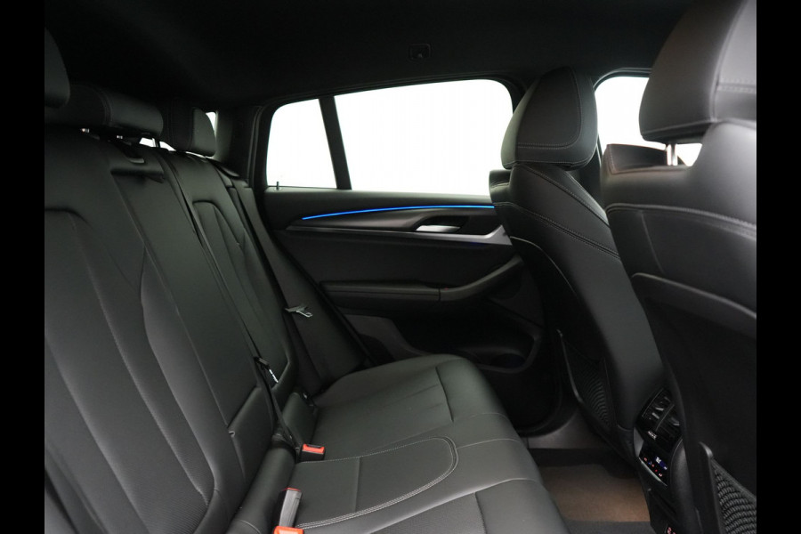BMW X4 xDrive20i M Sport 184pk Dealer O.H. Carbon Schwarz Metallic | Adaptive Cruise | Camera | Sfeerverlichting | Lederen Sportstoelen Verwarmd | Apple Carplay | Virtual Cockpit | Navigatie | DAB | 19"L.M |