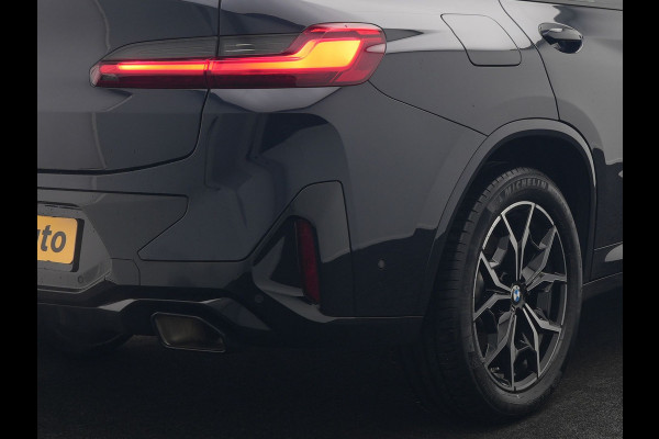 BMW X4 xDrive20i M Sport 184pk Dealer O.H. Carbon Schwarz Metallic | Adaptive Cruise | Camera | Sfeerverlichting | Lederen Sportstoelen Verwarmd | Apple Carplay | Virtual Cockpit | Navigatie | DAB | 19"L.M |
