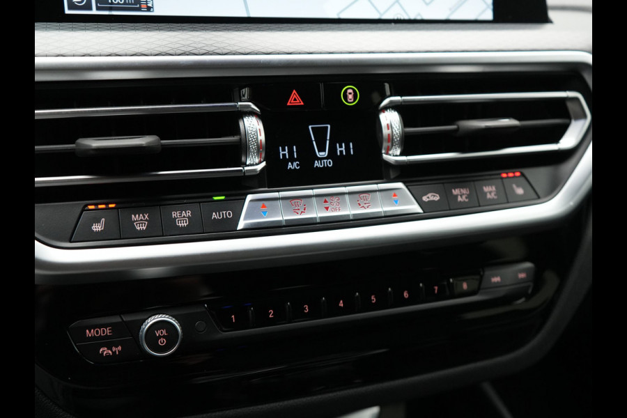 BMW X4 xDrive20i M Sport 184pk Dealer O.H. Carbon Schwarz Metallic | Adaptive Cruise | Camera | Sfeerverlichting | Lederen Sportstoelen Verwarmd | Apple Carplay | Virtual Cockpit | Navigatie | DAB | 19"L.M |