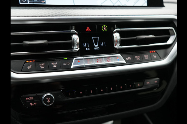 BMW X4 xDrive20i M Sport 184pk Dealer O.H. Carbon Schwarz Metallic | Adaptive Cruise | Camera | Sfeerverlichting | Lederen Sportstoelen Verwarmd | Apple Carplay | Virtual Cockpit | Navigatie | DAB | 19"L.M |