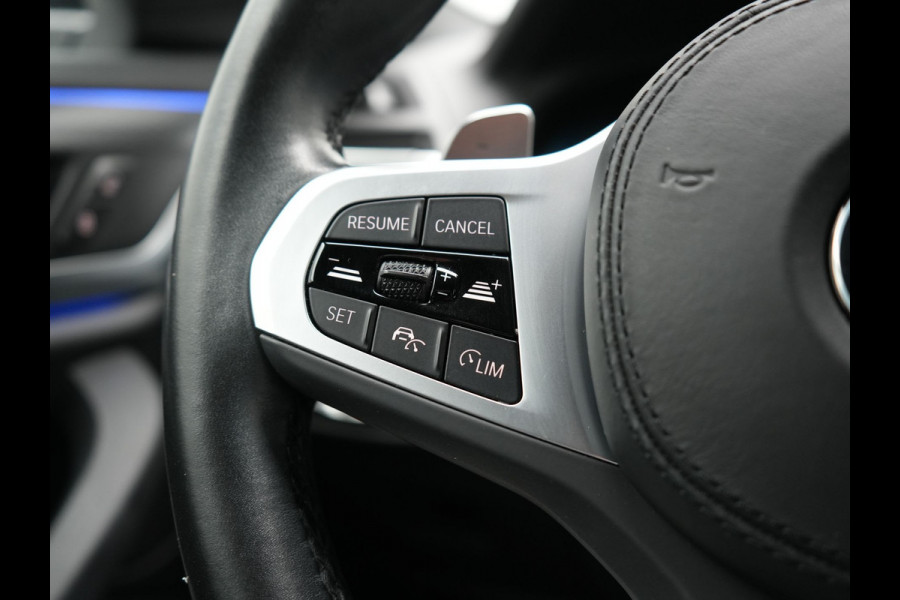 BMW X4 xDrive20i M Sport 184pk Dealer O.H. Carbon Schwarz Metallic | Adaptive Cruise | Camera | Sfeerverlichting | Lederen Sportstoelen Verwarmd | Apple Carplay | Virtual Cockpit | Navigatie | DAB | 19"L.M |