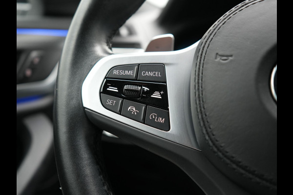 BMW X4 xDrive20i M Sport 184pk Dealer O.H. Carbon Schwarz Metallic | Adaptive Cruise | Camera | Sfeerverlichting | Lederen Sportstoelen Verwarmd | Apple Carplay | Virtual Cockpit | Navigatie | DAB | 19"L.M |