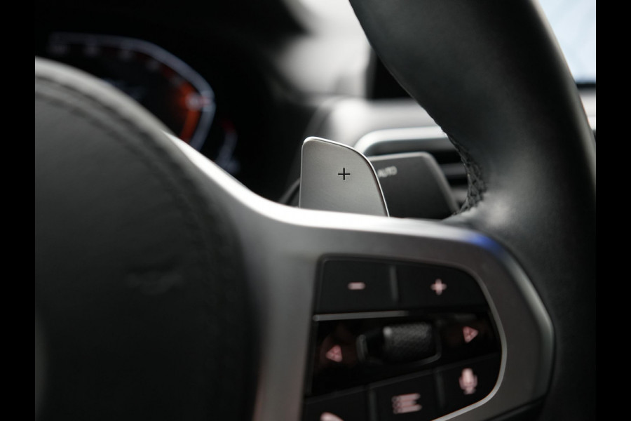 BMW X4 xDrive20i M Sport 184pk Dealer O.H. Carbon Schwarz Metallic | Adaptive Cruise | Camera | Sfeerverlichting | Lederen Sportstoelen Verwarmd | Apple Carplay | Virtual Cockpit | Navigatie | DAB | 19"L.M |