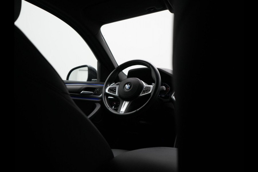 BMW X4 xDrive20i M Sport 184pk Dealer O.H. Carbon Schwarz Metallic | Adaptive Cruise | Camera | Sfeerverlichting | Lederen Sportstoelen Verwarmd | Apple Carplay | Virtual Cockpit | Navigatie | DAB | 19"L.M |