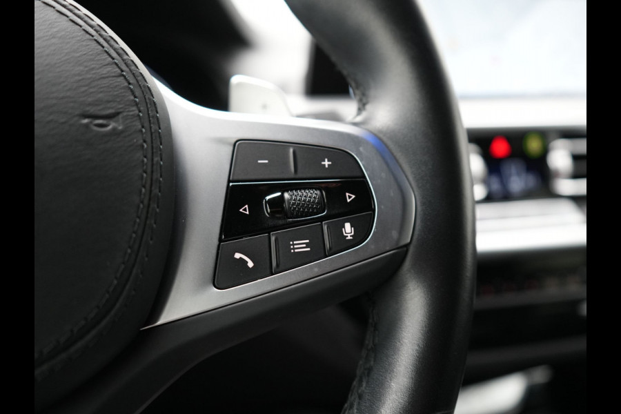 BMW X4 xDrive20i M Sport 184pk Dealer O.H. Carbon Schwarz Metallic | Adaptive Cruise | Camera | Sfeerverlichting | Lederen Sportstoelen Verwarmd | Apple Carplay | Virtual Cockpit | Navigatie | DAB | 19"L.M |