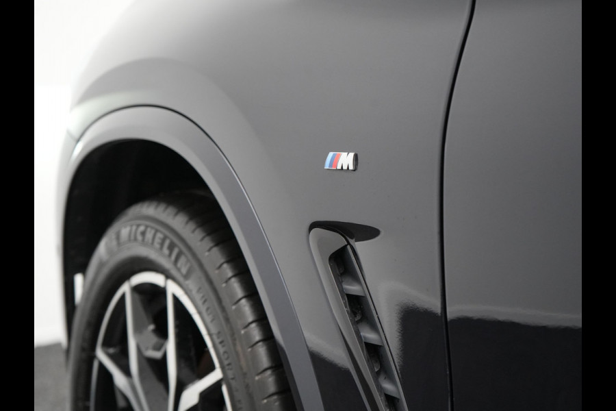 BMW X4 xDrive20i M Sport 184pk Dealer O.H. Carbon Schwarz Metallic | Adaptive Cruise | Camera | Sfeerverlichting | Lederen Sportstoelen Verwarmd | Apple Carplay | Virtual Cockpit | Navigatie | DAB | 19"L.M |