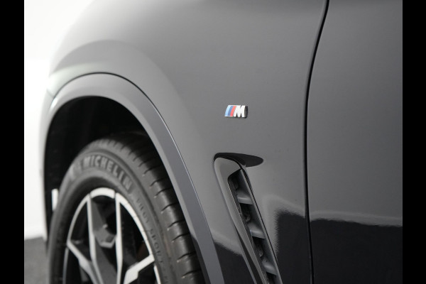 BMW X4 xDrive20i M Sport 184pk Dealer O.H. Carbon Schwarz Metallic | Adaptive Cruise | Camera | Sfeerverlichting | Lederen Sportstoelen Verwarmd | Apple Carplay | Virtual Cockpit | Navigatie | DAB | 19"L.M |