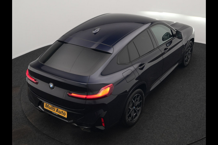 BMW X4 xDrive20i M Sport 184pk Dealer O.H. Carbon Schwarz Metallic | Adaptive Cruise | Camera | Sfeerverlichting | Lederen Sportstoelen Verwarmd | Apple Carplay | Virtual Cockpit | Navigatie | DAB | 19"L.M |