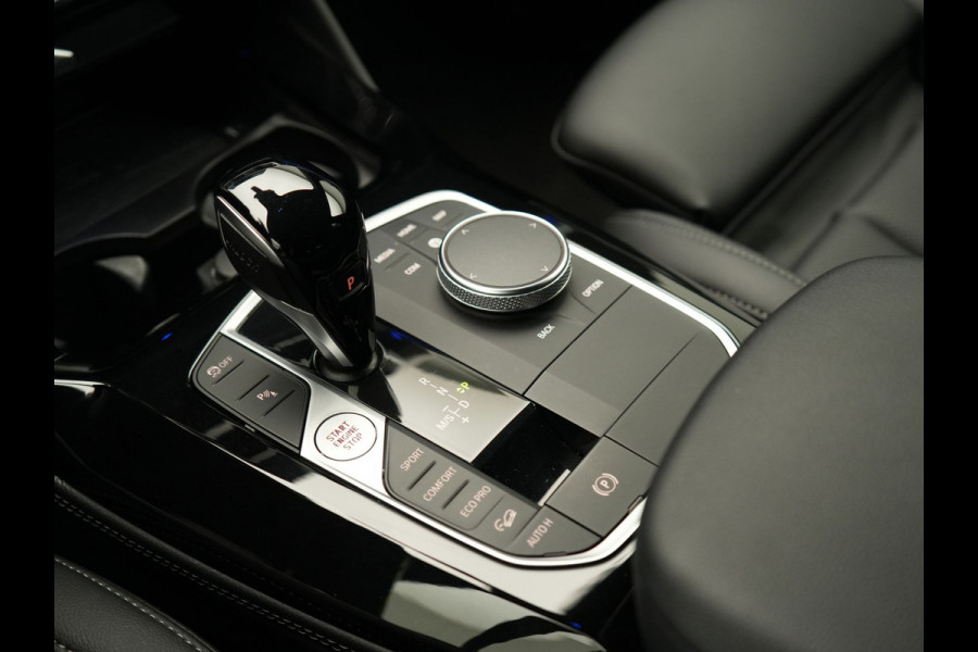 BMW X4 xDrive20i M Sport 184pk Dealer O.H. Carbon Schwarz Metallic | Adaptive Cruise | Camera | Sfeerverlichting | Lederen Sportstoelen Verwarmd | Apple Carplay | Virtual Cockpit | Navigatie | DAB | 19"L.M |