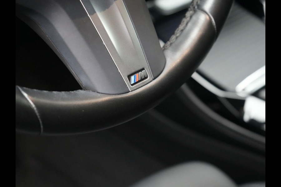 BMW X4 xDrive20i M Sport 184pk Dealer O.H. Carbon Schwarz Metallic | Adaptive Cruise | Camera | Sfeerverlichting | Lederen Sportstoelen Verwarmd | Apple Carplay | Virtual Cockpit | Navigatie | DAB | 19"L.M |