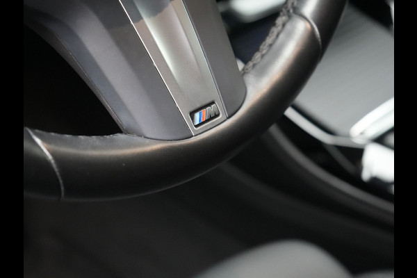 BMW X4 xDrive20i M Sport 184pk Dealer O.H. Carbon Schwarz Metallic | Adaptive Cruise | Camera | Sfeerverlichting | Lederen Sportstoelen Verwarmd | Apple Carplay | Virtual Cockpit | Navigatie | DAB | 19"L.M |