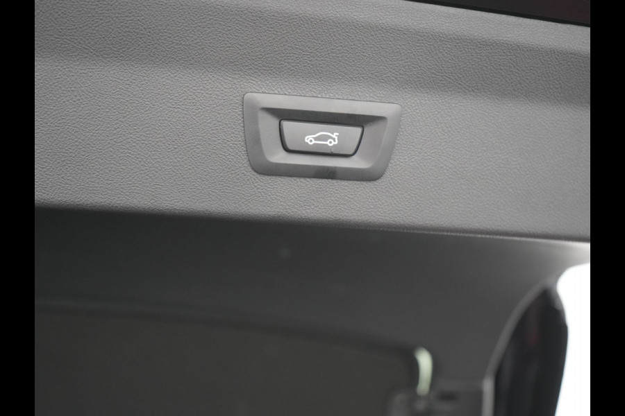 BMW X4 xDrive20i M Sport 184pk Dealer O.H. Carbon Schwarz Metallic | Adaptive Cruise | Camera | Sfeerverlichting | Lederen Sportstoelen Verwarmd | Apple Carplay | Virtual Cockpit | Navigatie | DAB | 19"L.M |