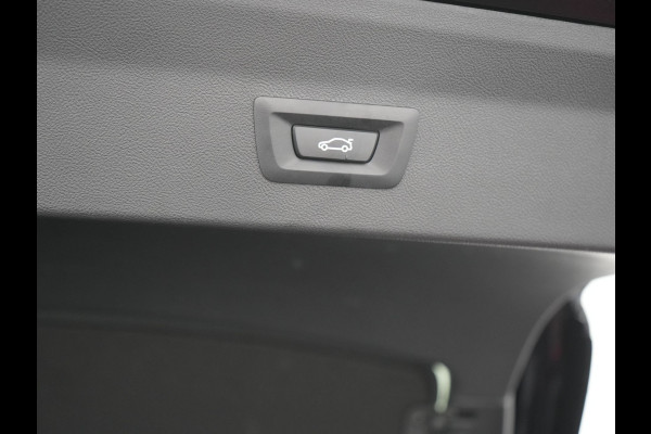 BMW X4 xDrive20i M Sport 184pk Dealer O.H. Carbon Schwarz Metallic | Adaptive Cruise | Camera | Sfeerverlichting | Lederen Sportstoelen Verwarmd | Apple Carplay | Virtual Cockpit | Navigatie | DAB | 19"L.M |