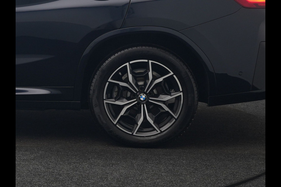 BMW X4 xDrive20i M Sport 184pk Dealer O.H. Carbon Schwarz Metallic | Adaptive Cruise | Camera | Sfeerverlichting | Lederen Sportstoelen Verwarmd | Apple Carplay | Virtual Cockpit | Navigatie | DAB | 19"L.M |