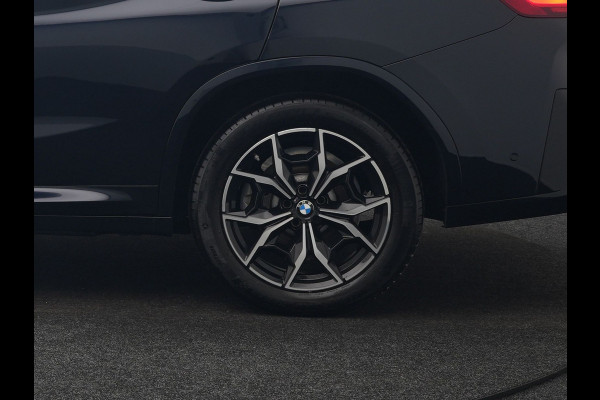 BMW X4 xDrive20i M Sport 184pk Dealer O.H. Carbon Schwarz Metallic | Adaptive Cruise | Camera | Sfeerverlichting | Lederen Sportstoelen Verwarmd | Apple Carplay | Virtual Cockpit | Navigatie | DAB | 19"L.M |