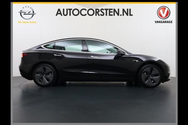 Tesla Model 3 Long Range AWD 75kWh Trekhaak Lmv 18" AutoPilot FSD Leder Panoramadak Adaptive-Cruise Camera's Elektr.-Stuur+Stoelen+Spiegels+Ge Navi LED Comfortstoelen ACC DAB Voorverwarmen interieur via App Keyless One-Pedal-Drive 4WD 1.000KG Trekgewicht Origineel Nederlandse Auto Fabrieksgarantie op Batterij en Motor tot 192.000km/18-11-2027