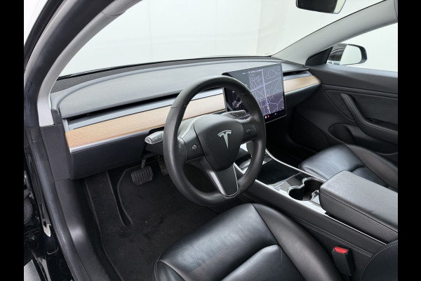 Tesla Model 3 Long Range AWD 75kWh Trekhaak Lmv 18" AutoPilot FSD Leder Panoramadak Adaptive-Cruise Camera's Elektr.-Stuur+Stoelen+Spiegels+Ge Navi LED Comfortstoelen ACC DAB Voorverwarmen interieur via App Keyless One-Pedal-Drive 4WD 1.000KG Trekgewicht Origineel Nederlandse Auto Fabrieksgarantie op Batterij en Motor tot 192.000km/18-11-2027