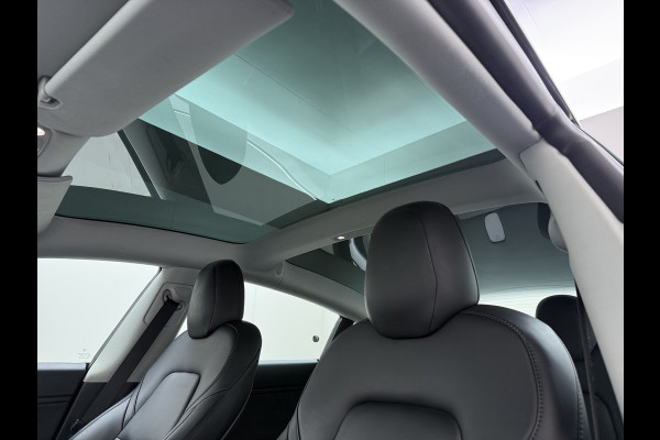 Tesla Model 3 Long Range AWD 75kWh Trekhaak Lmv 18" AutoPilot FSD Leder Panoramadak Adaptive-Cruise Camera's Elektr.-Stuur+Stoelen+Spiegels+Ge Navi LED Comfortstoelen ACC DAB Voorverwarmen interieur via App Keyless One-Pedal-Drive 4WD 1.000KG Trekgewicht Origineel Nederlandse Auto Fabrieksgarantie op Batterij en Motor tot 192.000km/18-11-2027