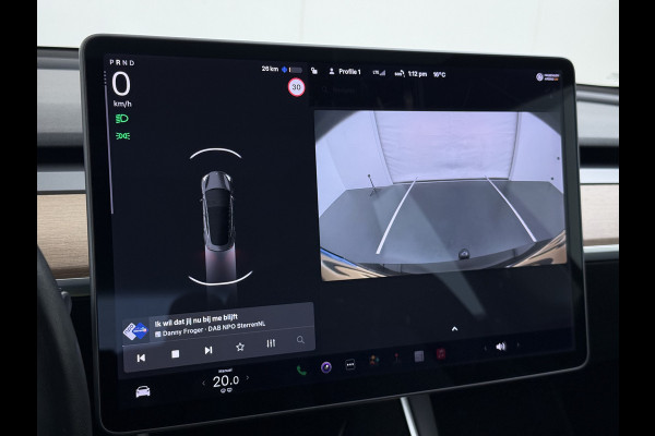 Tesla Model 3 Long Range AWD 75kWh Trekhaak Lmv 18" AutoPilot FSD Leder Panoramadak Adaptive-Cruise Camera's Elektr.-Stuur+Stoelen+Spiegels+Ge Navi LED Comfortstoelen ACC DAB Voorverwarmen interieur via App Keyless One-Pedal-Drive 4WD 1.000KG Trekgewicht Origineel Nederlandse Auto Fabrieksgarantie op Batterij en Motor tot 192.000km/18-11-2027