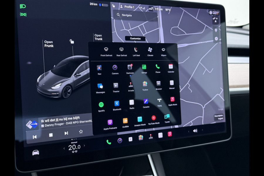 Tesla Model 3 Long Range AWD 75kWh Trekhaak Lmv 18" AutoPilot FSD Leder Panoramadak Adaptive-Cruise Camera's Elektr.-Stuur+Stoelen+Spiegels+Ge Navi LED Comfortstoelen ACC DAB Voorverwarmen interieur via App Keyless One-Pedal-Drive 4WD 1.000KG Trekgewicht Origineel Nederlandse Auto Fabrieksgarantie op Batterij en Motor tot 192.000km/18-11-2027
