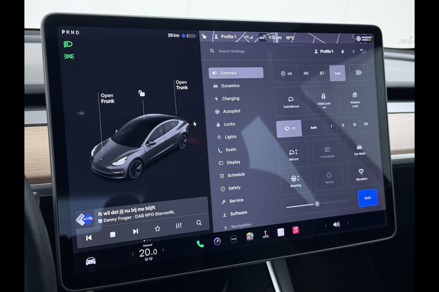 Tesla Model 3 Long Range AWD 75kWh Trekhaak Lmv 18" AutoPilot FSD Leder Panoramadak Adaptive-Cruise Camera's Elektr.-Stuur+Stoelen+Spiegels+Ge Navi LED Comfortstoelen ACC DAB Voorverwarmen interieur via App Keyless One-Pedal-Drive 4WD 1.000KG Trekgewicht Origineel Nederlandse Auto Fabrieksgarantie op Batterij en Motor tot 192.000km/18-11-2027