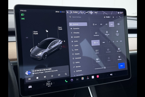 Tesla Model 3 Long Range AWD 75kWh Trekhaak Lmv 18" AutoPilot FSD Leder Panoramadak Adaptive-Cruise Camera's Elektr.-Stuur+Stoelen+Spiegels+Ge Navi LED Comfortstoelen ACC DAB Voorverwarmen interieur via App Keyless One-Pedal-Drive 4WD 1.000KG Trekgewicht Origineel Nederlandse Auto Fabrieksgarantie op Batterij en Motor tot 192.000km/18-11-2027