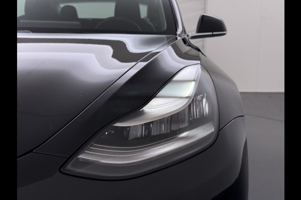 Tesla Model 3 Long Range AWD 75kWh Trekhaak Lmv 18" AutoPilot FSD Leder Panoramadak Adaptive-Cruise Camera's Elektr.-Stuur+Stoelen+Spiegels+Ge Navi LED Comfortstoelen ACC DAB Voorverwarmen interieur via App Keyless One-Pedal-Drive 4WD 1.000KG Trekgewicht Origineel Nederlandse Auto Fabrieksgarantie op Batterij en Motor tot 192.000km/18-11-2027