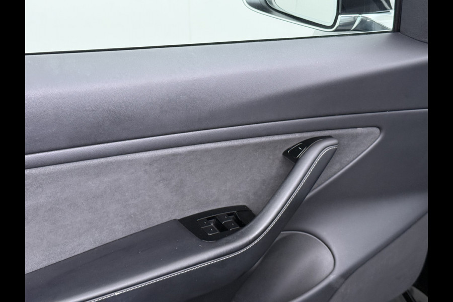 Tesla Model 3 Long Range AWD 75kWh Trekhaak Lmv 18" AutoPilot FSD Leder Panoramadak Adaptive-Cruise Camera's Elektr.-Stuur+Stoelen+Spiegels+Ge Navi LED Comfortstoelen ACC DAB Voorverwarmen interieur via App Keyless One-Pedal-Drive 4WD 1.000KG Trekgewicht Origineel Nederlandse Auto Fabrieksgarantie op Batterij en Motor tot 192.000km/18-11-2027
