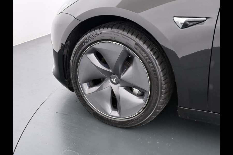 Tesla Model 3 Long Range AWD 75kWh Trekhaak Lmv 18" AutoPilot FSD Leder Panoramadak Adaptive-Cruise Camera's Elektr.-Stuur+Stoelen+Spiegels+Ge Navi LED Comfortstoelen ACC DAB Voorverwarmen interieur via App Keyless One-Pedal-Drive 4WD 1.000KG Trekgewicht Origineel Nederlandse Auto Fabrieksgarantie op Batterij en Motor tot 192.000km/18-11-2027