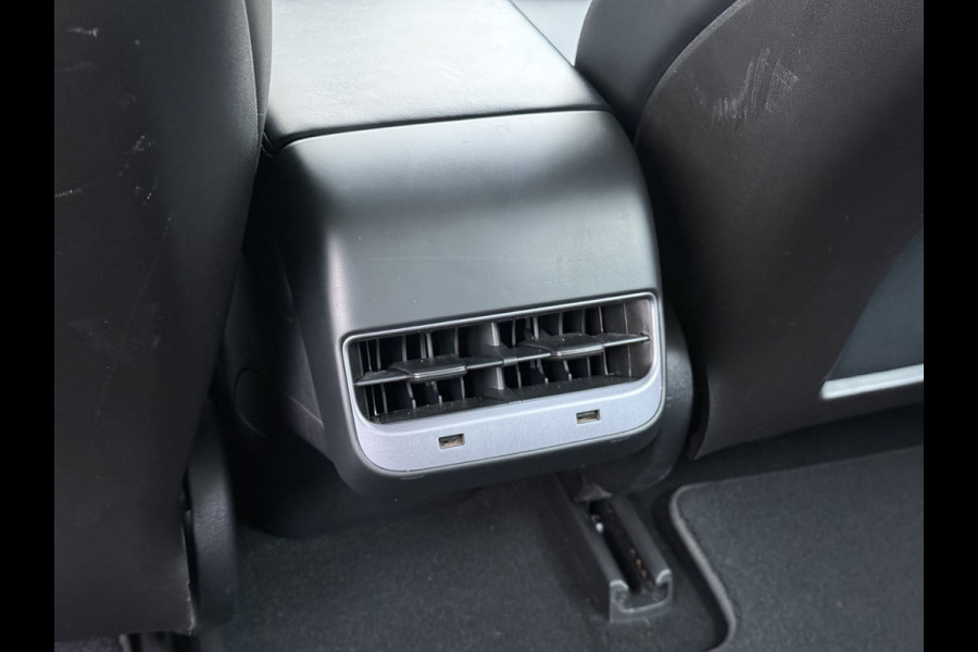 Tesla Model 3 Long Range AWD 75kWh Trekhaak Lmv 18" AutoPilot FSD Leder Panoramadak Adaptive-Cruise Camera's Elektr.-Stuur+Stoelen+Spiegels+Ge Navi LED Comfortstoelen ACC DAB Voorverwarmen interieur via App Keyless One-Pedal-Drive 4WD 1.000KG Trekgewicht Origineel Nederlandse Auto Fabrieksgarantie op Batterij en Motor tot 192.000km/18-11-2027
