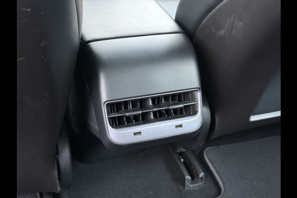 Tesla Model 3 Long Range AWD 75kWh Trekhaak Lmv 18" AutoPilot FSD Leder Panoramadak Adaptive-Cruise Camera's Elektr.-Stuur+Stoelen+Spiegels+Ge Navi LED Comfortstoelen ACC DAB Voorverwarmen interieur via App Keyless One-Pedal-Drive 4WD 1.000KG Trekgewicht Origineel Nederlandse Auto Fabrieksgarantie op Batterij en Motor tot 192.000km/18-11-2027