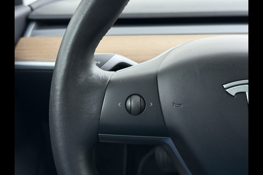 Tesla Model 3 Long Range AWD 75kWh Trekhaak Lmv 18" AutoPilot FSD Leder Panoramadak Adaptive-Cruise Camera's Elektr.-Stuur+Stoelen+Spiegels+Ge Navi LED Comfortstoelen ACC DAB Voorverwarmen interieur via App Keyless One-Pedal-Drive 4WD 1.000KG Trekgewicht Origineel Nederlandse Auto Fabrieksgarantie op Batterij en Motor tot 192.000km/18-11-2027