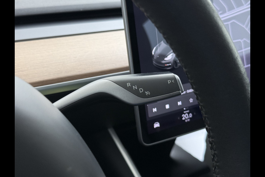 Tesla Model 3 Long Range AWD 75kWh Trekhaak Lmv 18" AutoPilot FSD Leder Panoramadak Adaptive-Cruise Camera's Elektr.-Stuur+Stoelen+Spiegels+Ge Navi LED Comfortstoelen ACC DAB Voorverwarmen interieur via App Keyless One-Pedal-Drive 4WD 1.000KG Trekgewicht Origineel Nederlandse Auto Fabrieksgarantie op Batterij en Motor tot 192.000km/18-11-2027