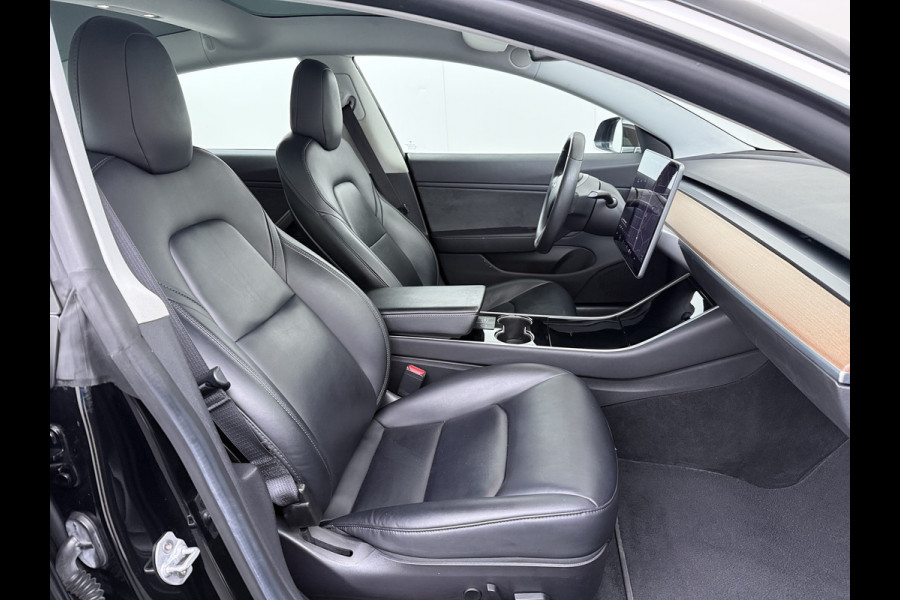 Tesla Model 3 Long Range AWD 75kWh Trekhaak Lmv 18" AutoPilot FSD Leder Panoramadak Adaptive-Cruise Camera's Elektr.-Stuur+Stoelen+Spiegels+Ge Navi LED Comfortstoelen ACC DAB Voorverwarmen interieur via App Keyless One-Pedal-Drive 4WD 1.000KG Trekgewicht Origineel Nederlandse Auto Fabrieksgarantie op Batterij en Motor tot 192.000km/18-11-2027
